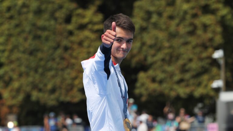 Alex Yee thumbs up Paris Olympics 2024 photo credit world triathlon